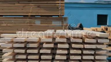 人折叠木板.. 家具材料用的方形木板堆.. 加速射击。